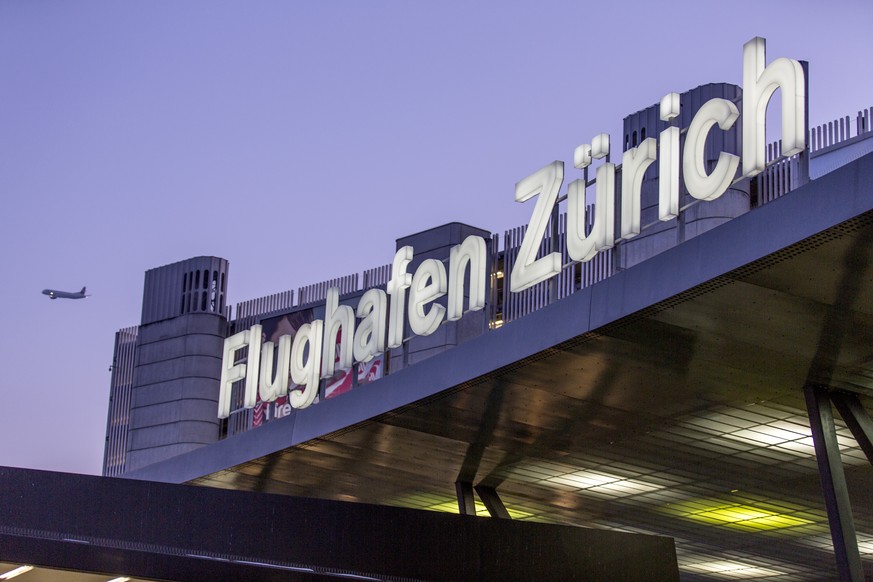 ARCHIV - ZUR BMK 2018 DES FLUGHAFENS ZUERICH STELLEN WIR IHNEN FOLGENDES BILDMATERIAL ZUR VERFUEGUNG - An airplane flies off into the evening sky from Zurich Airport in Kloten in the canton of Zurich, ...