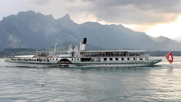 Die Blüemlisalp auf dem Thunersee.