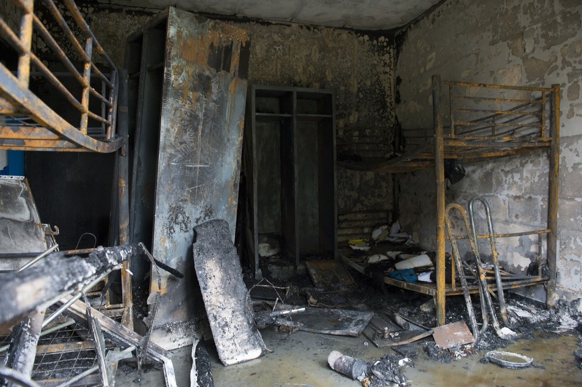 Les degats dans un foyer pour requerants sont pris en photo apres un incendie ce lundi 17 novembre 2014 a Vernier pres de Geneve. Une personne est decedee a la suite d'un incendie dans la nuit de ...