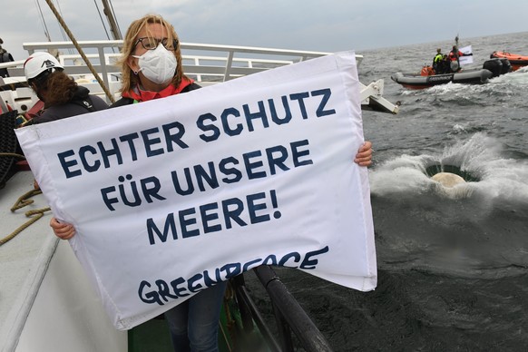26.07.2020, Mecklenburg-Vorpommern, Sassnitz: Greenpeace-Aktivisten versenken vom Greenpeace-Schiff "Beluga II" aus vor der Ostsee-Insel R