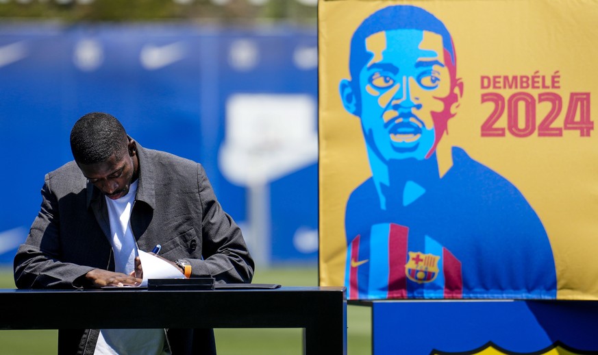 epa10070621 French striker Ousmane Dembele signs his contract for two more years in an act held at Joan Gamper Sport Complex of Barcelona, Catalonia, Spain, 14 July 2022. EPA/Enric Fontcuberta