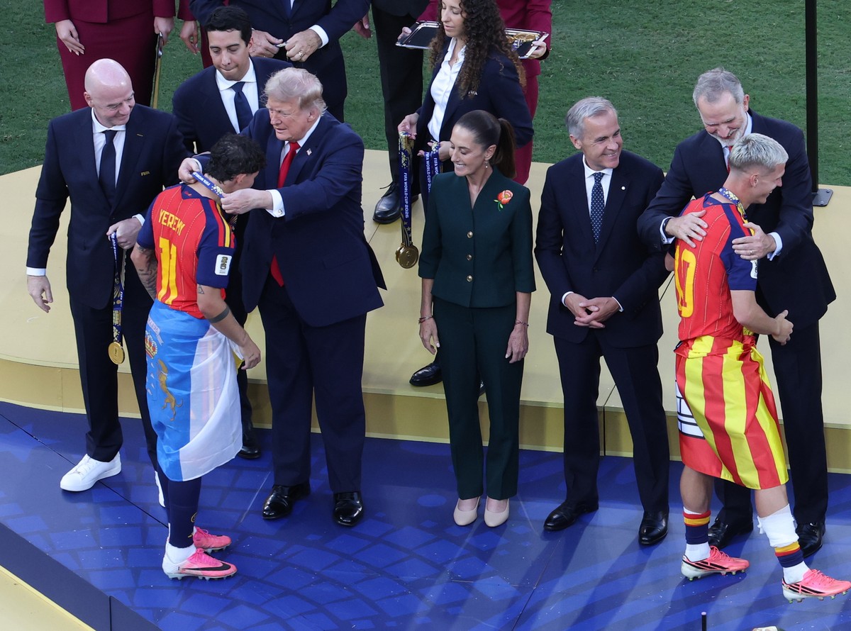 epa13121758 US President Donald Trump (3-L) hangs a gold medal on Yeremy Pino of Spain (2-L) as Spanish King Felipe VI (2-R) hugs Dani Olmo of Spain (R) during the awards ceremony after the FIFA World ...