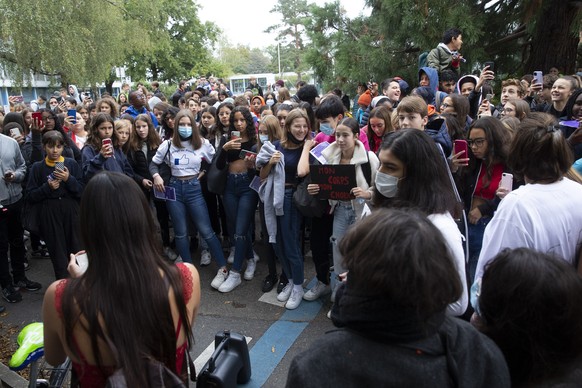 Une eleve lit des revendications un devant les autres eleves, lors d�une manifestation pour protester contre le reglement vestimentaire du DIP devant le college de Pinchat, ce mercredi 30 septembre 20 ...