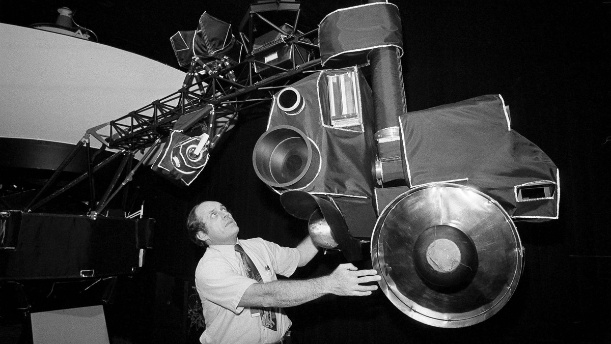 FILE - In this Aug. 26, 1981 file photo, Voyager 2 mission director Dick Laeser looks at a platform on the end of a boom on a mock-up of the Voyager spacecraft during a news briefing at the Jet Propul ...