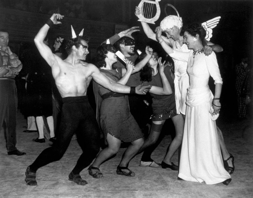1947: The Royal College of Art performs their tableau, &#039;Dante&#039;s Inferno&#039; at the Chelsea Arts Club annual New Year&#039;s Ball at the Royal Albert Hall, London. (Photo by Hulton Archive/ ...