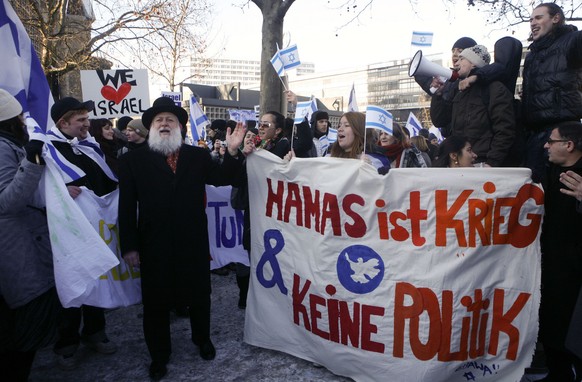 Demonstranten rufen am Sonntag, 11. Januar 2009, in Berlin waehrend einer Protestveranstaltung zur Unterstuetzung Israels Parolen. Die Demonstranten forderten ein Ende des Terrors durch die islamische ...