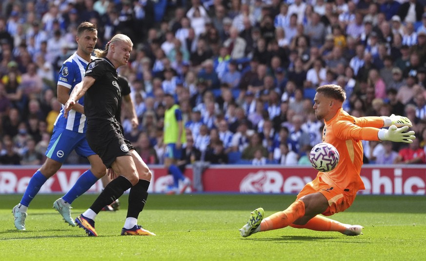 Manchester City&#039;s Erling Haaland, second left, scores his side&#039;s first goal during the English Premier League soccer match between Brighton and Hove Albion and Manchester City at the Falmer  ...