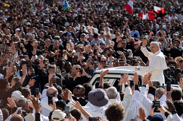 News Themen der Woche KW20 News Bilder des Tages Pope Leo XIV Holds Inauguration Mass In St. Peter s Square Pope Leo XIV tours St. Peter s Square in his popemobile prior to a Holy Mass for the Beginni ...