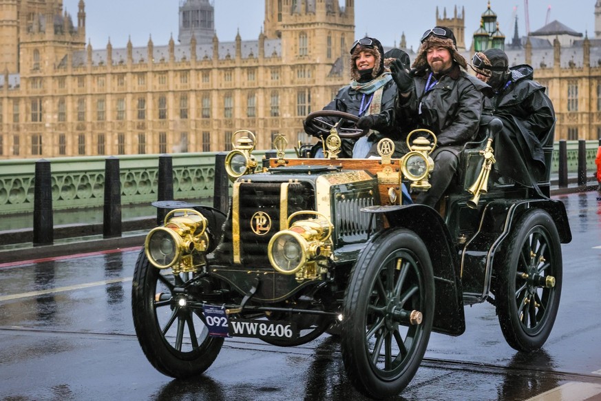 London to Brighton Veteran Car Run on Westminster Bridge, London, UK London, UK. 02nd Nov, 2025. Participating pre-1905 veteran cars struggle against the heavy morning rain on Westminster Bridge. The  ...