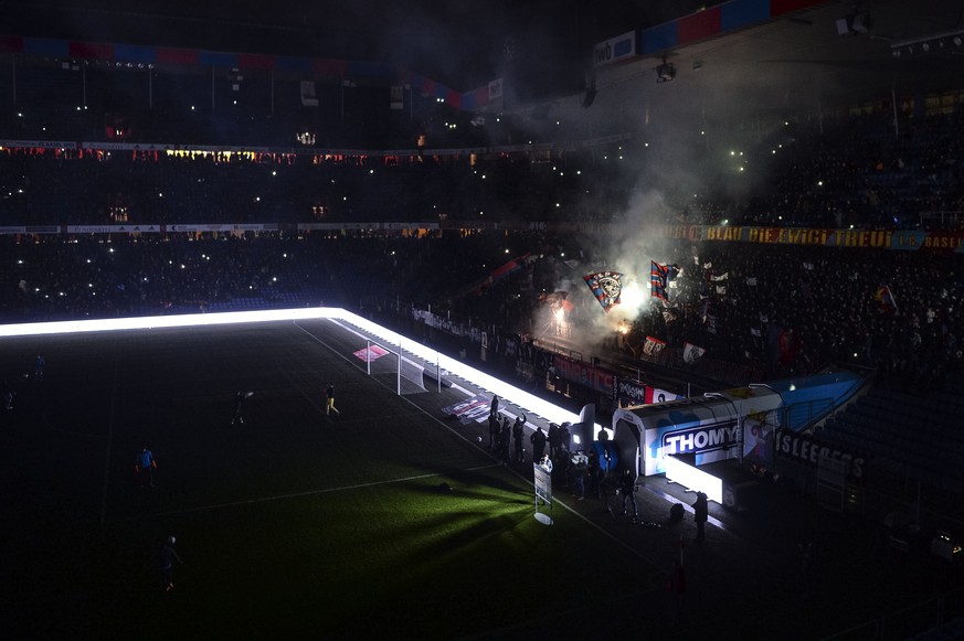 Das Licht mit samt Flutlicht im ganzen Stadion geht vor dem Fussball Meisterschaftsspiel der Super League zwischen dem FC Basel 1893 und dem FC Zuerich im Stadion St. Jakob-Park in Basel aus, am Samst ...