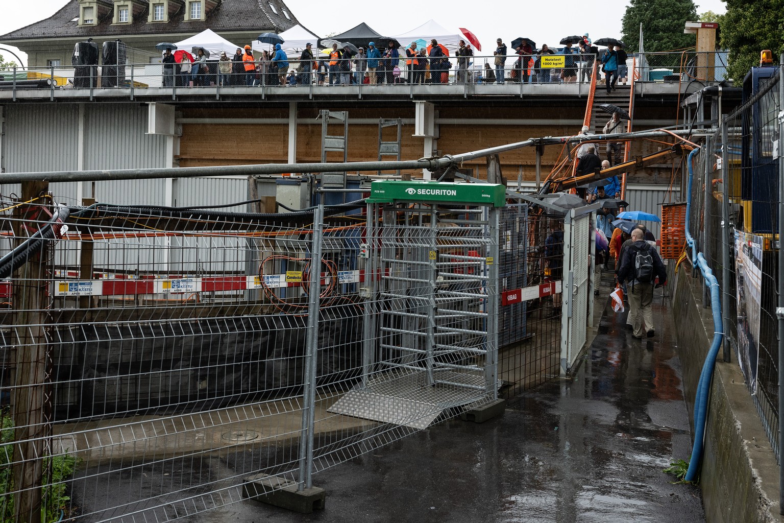 Besucher begutachten die Baustelle Grosse Schanze der SBB, am Tag der offenen Baustelle, am Samstag, 3. September 2022, in Bern. Etappenweise wird der Bahnhof Bern bis ins Jahr 2030 erweitert und umge ...