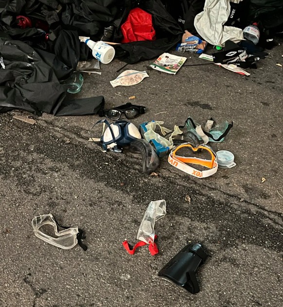 Schwarze Kleidung und Schutzbrillen blieben auf den Strassen liegen.