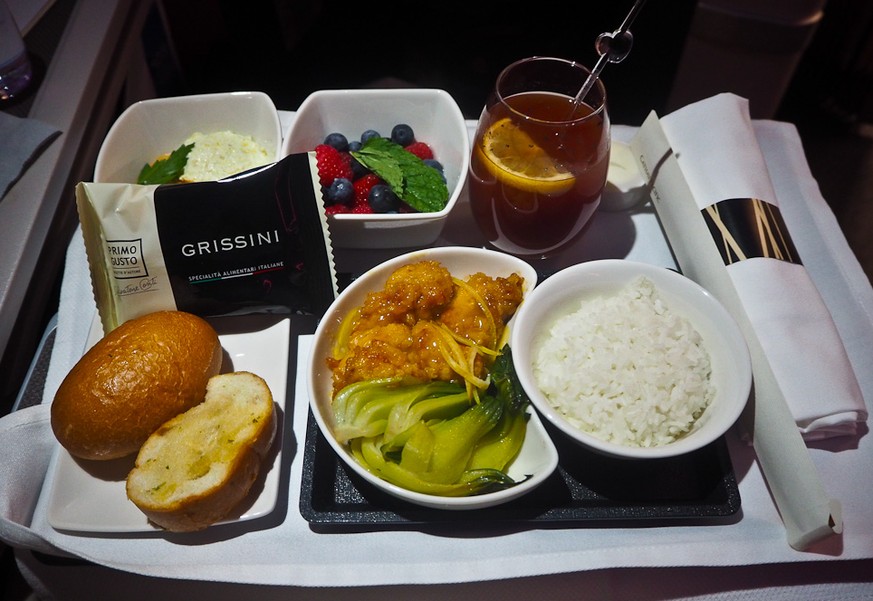 cathay pacific business class food essen flug fliegen reisen https://www.notquitenigella.com/2015/08/02/cathay-pacific-business-class-review/