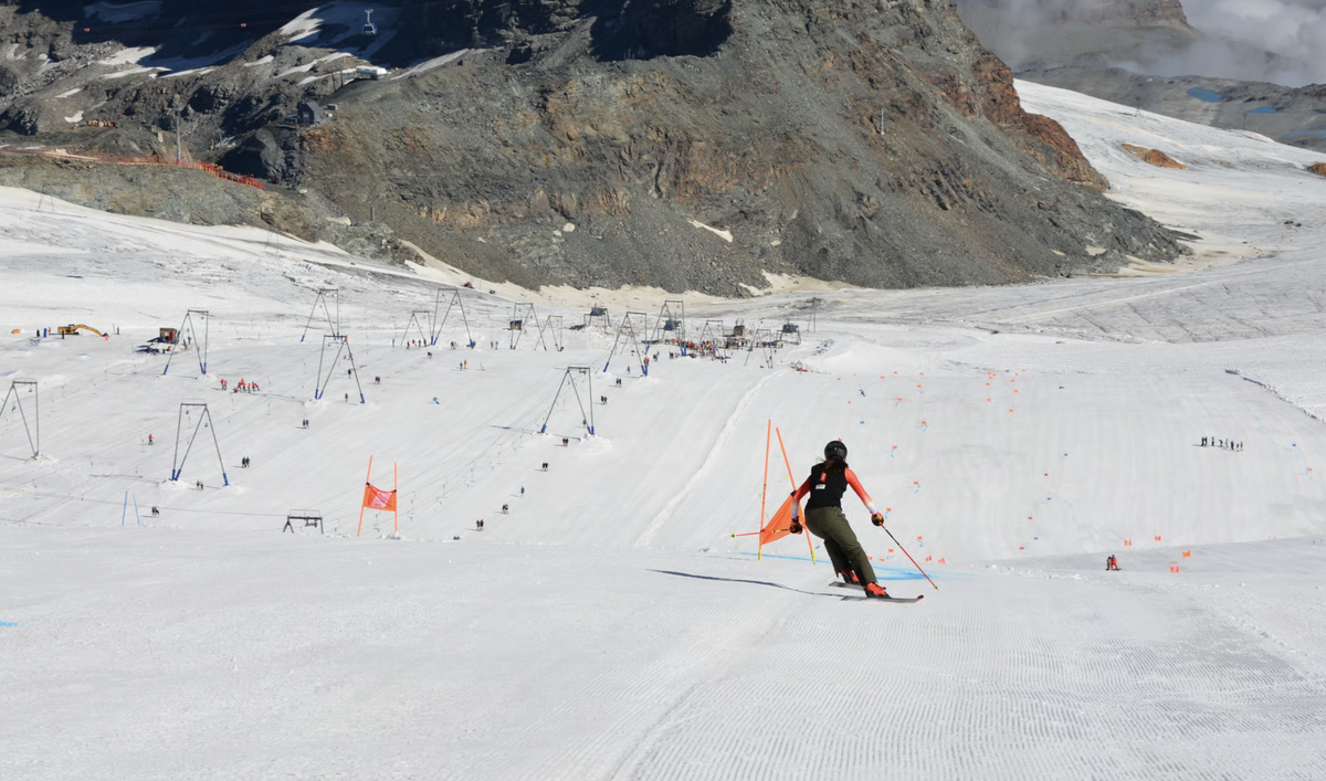 Jasmina Suter nimmt auf dem Theodulgletscher ihren ersten Trainingslauf auf Schnee in Angriff.