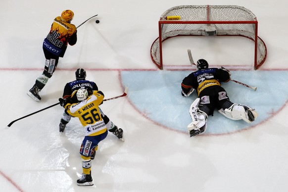 Bührer und sein SC Bern geraten gegen den HC Davos ins Schwimmen.