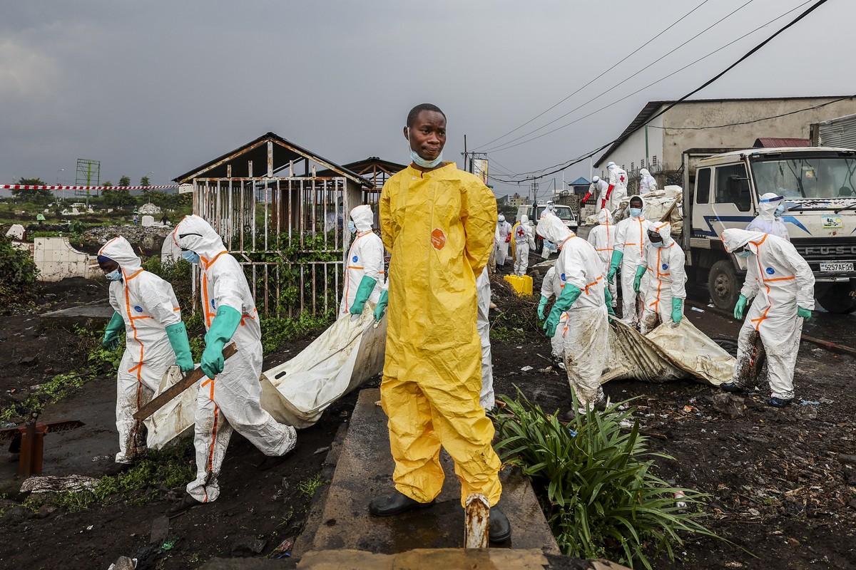 epa12569237 Members of the Congolese Red Cross and volunteers carry victims of the recent conflict before burying them in a cemetery in Goma, Democratic Republic of the Congo, 04 February 2025. EPA/ST ...