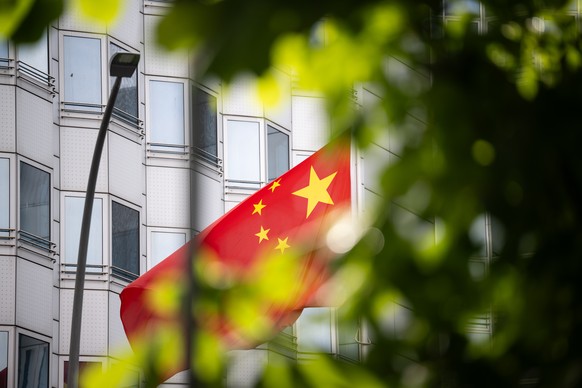 22.04.2024, Berlin: Ein chinesische Flagge weht vor der Botschaft von China in Berlin. Drei Deutsche sind wegen mutma