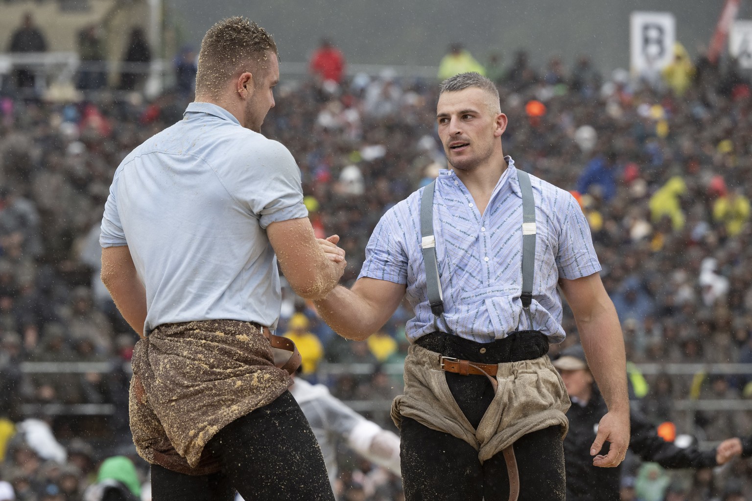 Sami Giger, rechts, gewinnt gegen Adrian Walther im Schlussgang beim Unspunnen-Schwinget 2023, am Sonntag, 27. August 2023, auf der Hoehenmatte, in Interlaken. Das Unspunnenfest findet alle sechs Jahr ...