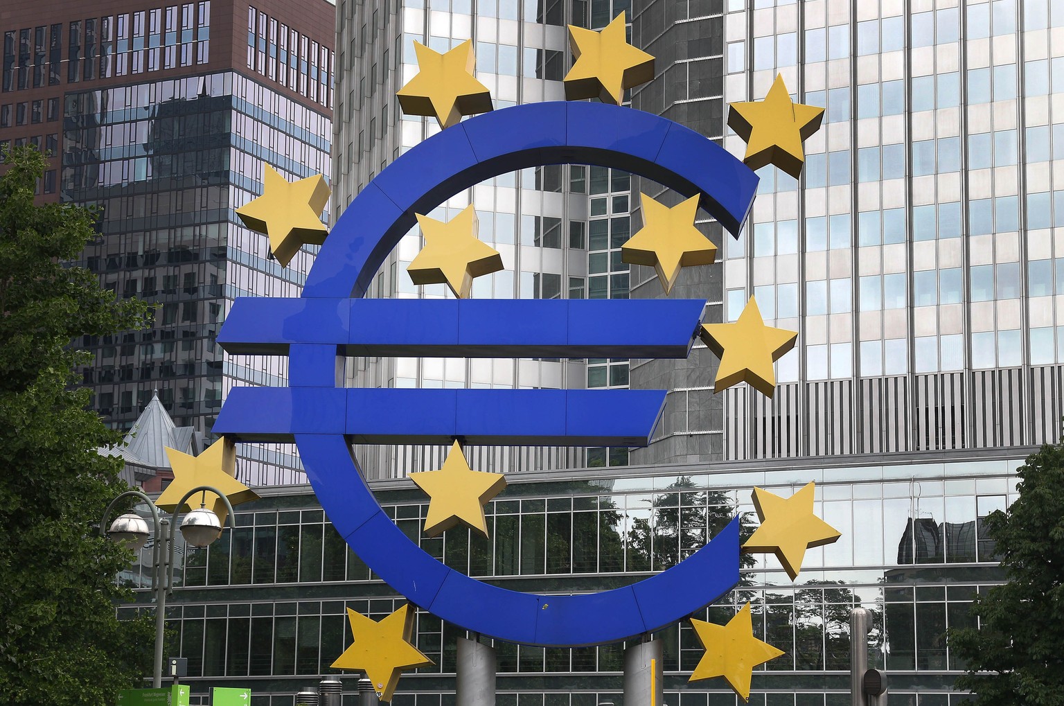 Das Euro-Logo vor der Europäischen Zentralbank in Frankfurt am Main.