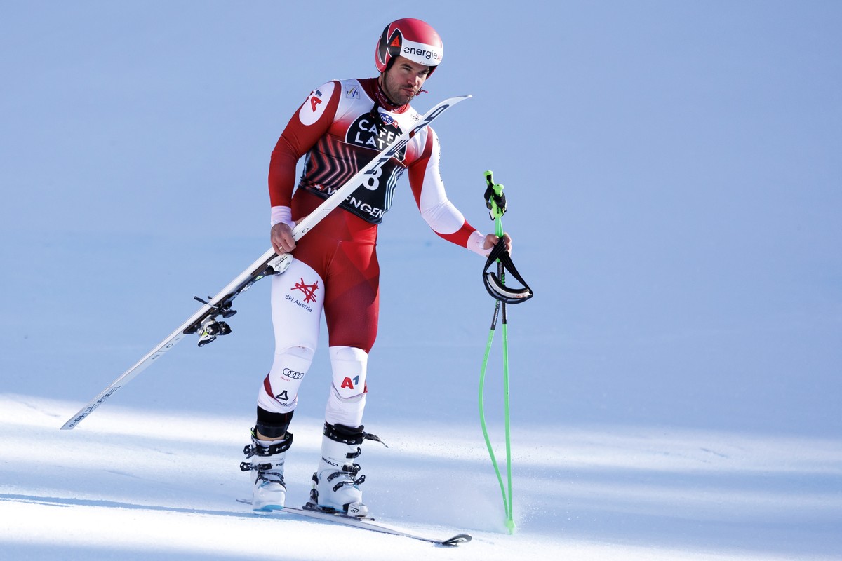 epaselect epa11833386 Vincent Kriechmayr of Austria reacts after dropping out during the Men's Downhill race at the FIS Alpine Skiing World Cup in Wengen, Switzerland, 18 January 2025. EPA/PETER  ...