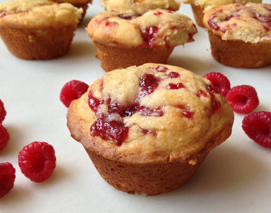 raspberry muffins himbeeren himbeermuffin muffin dessert gebäck essen food http://chezcateylou.com/raspberry-cream-cheese-muffins/