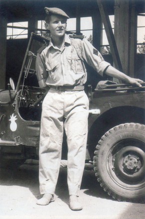 Rekrut Gress vor einem einem Armee-Jeep (1961)
