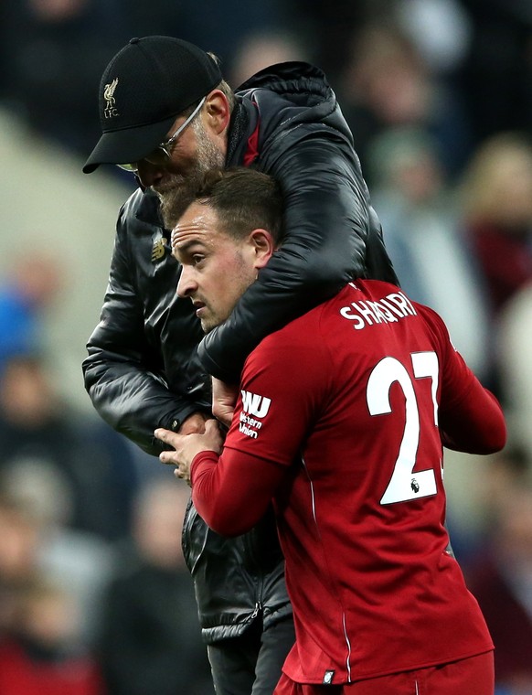 epa07547670 Liverpool&#039;s manager Juergen Klopp hugs Xhredan Shaqiri (R) after winning the English Premier League soccer match between Newcastle United and Liverpool FC at St James&#039; Park in Ne ...