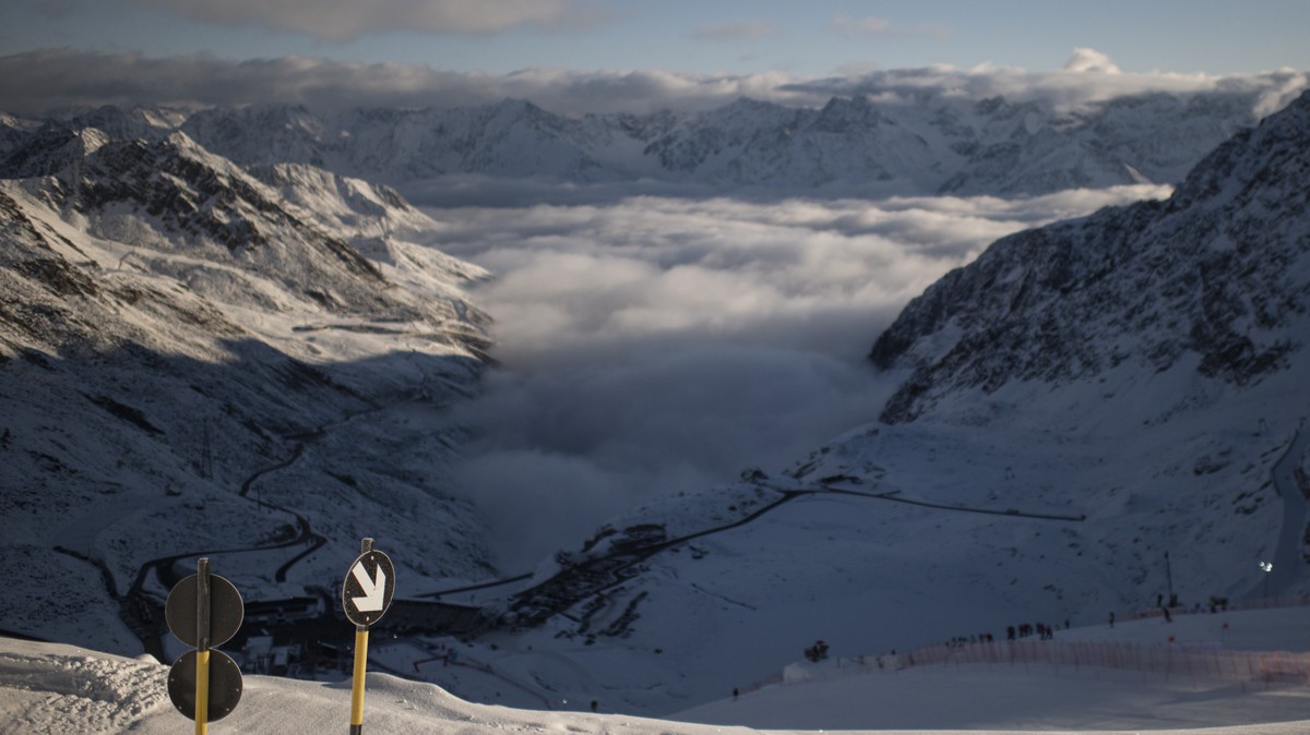 epa08755375 A general view of the Soelden ski resort ahead of the men's Giant Slalom race of the FIS Alpine Skiing World Cup season opener in Soelden, Austria, 18 October 2020. EPA/CHRISTIAN BRUN ...