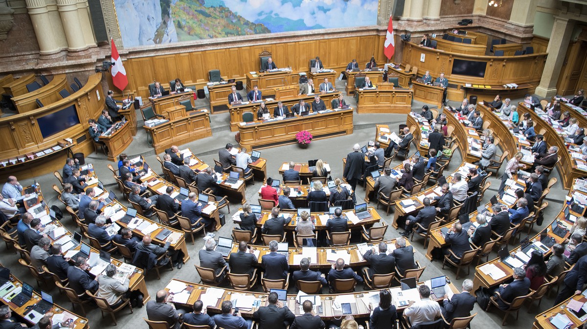 ZUR STUDIE UEBER DIE ENTSCHAEDIGUNG DER BUNDESPARLAMENTARIER, AM DIENSTAG, 23. MAI 2017, ERHALTEN SIE FOLGENDE ARCHIVBILDER ---- Der Nationalrat debattiert waehrend der Sondersession im Nationalrat, a ...
