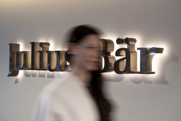 Eine Frau laeuft vor dem Logo der Julius Baer Bank anlaesslich der Pressekonferenz zur Praesentation der Jahreszahlen am Montag, 3. Februar 2020 in Zuerich. (KEYSTONE/Ennio Leanza)