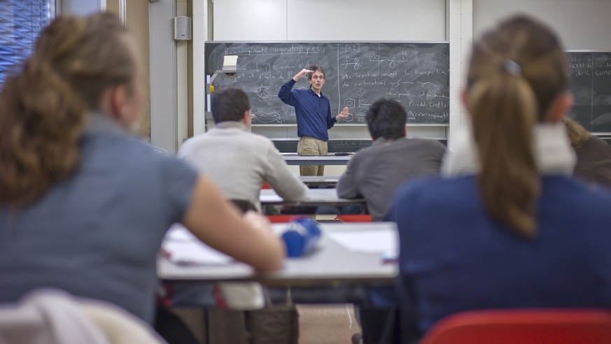 THEMENBILD ZUR LOHNSTUDIE LEHRERINNEN UND LEHRER --- Professor Christian Bochet gesticulates during his lecture on reaction mechanisms, pictured on December 9, 2009 in a seminar room at the University ...