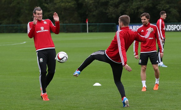 Football - Wales Training - The Vale Resort, Hensol, Vale of Glamorgan, Wales - 6/10/15
Wales&#039; Gareth Bale, Aaron Ramsey and Joe Allen during training
Action Images via Reuters / Matthew Childs ...