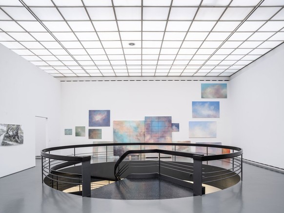 Dank des 2003 eingeweihten Neubaus von Herzog &amp; de Meuron stehen nunmehr rund 3000 m2 Ausstellungsfläche zur Verfügung.
