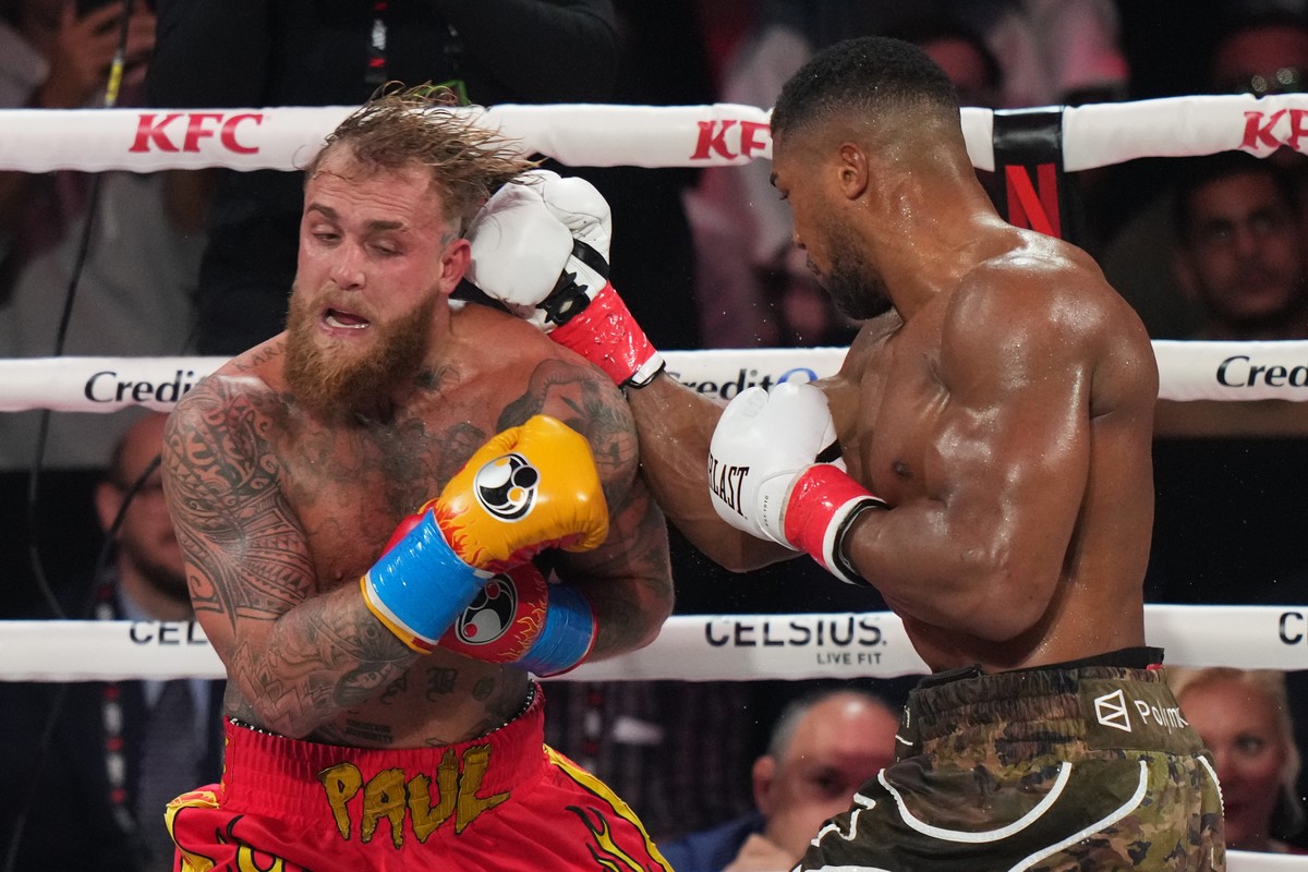 Anthony Joshua, right, punches Jake Paul during their heavyweight boxing match, Friday, Dec. 19, 2025, in Miami, Fla. (AP Photo/Lynne Sladky)
APTOPIX Joshua Paul Boxing