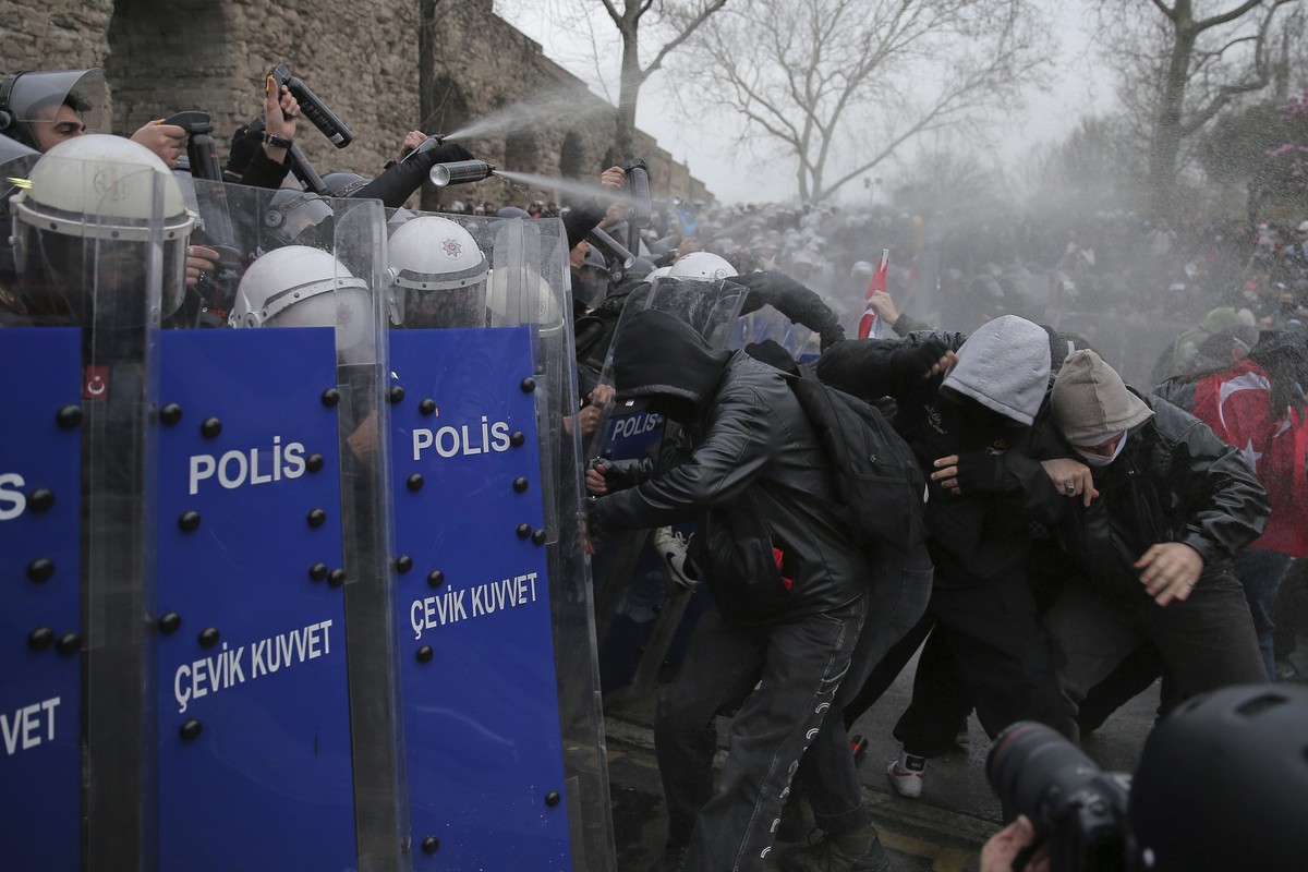 Riot police officers clash with protesters during a protest after Istanbul's Mayor Ekrem Imamoglu was arrested and sent to prison, in Istanbul, Turkey, Sunday, March 23, 2025. (AP Photo/Huseyin A ...