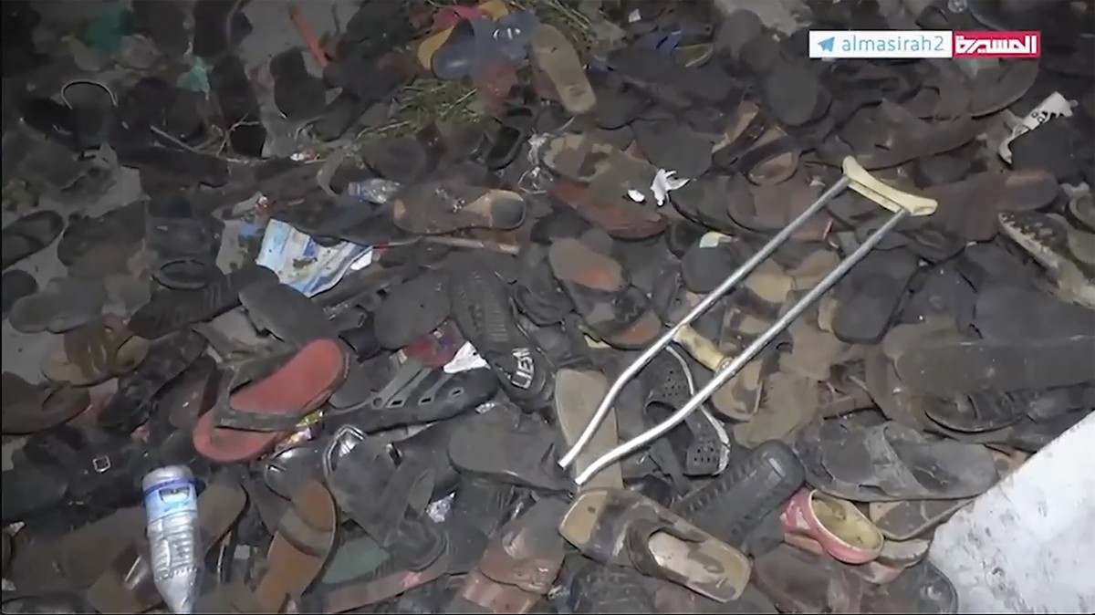 Cette image, tirée d'une vidéo, montre des dizaines de chaussures laissées sur place suite à la bousculade meurtrière.