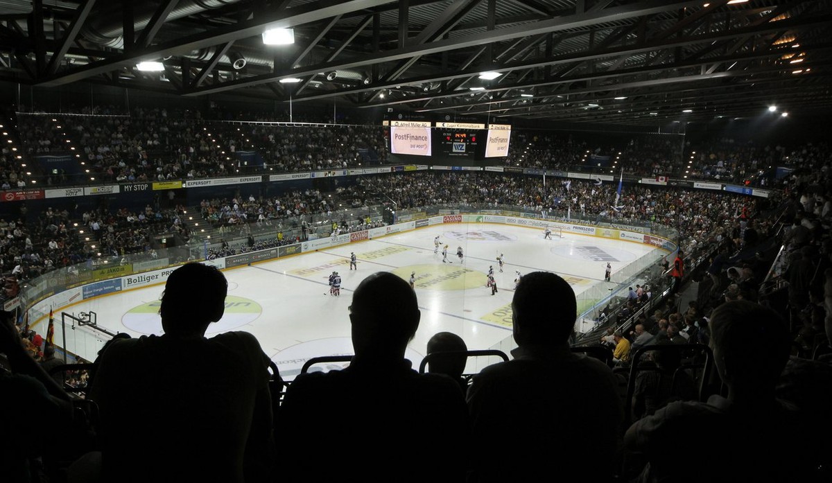 Blick in die neue Bossard Arena beim Eishockey Meisterschaftsspiel der National League A zwischen dem EV Zug und dem SC Bern am Freitag, 10. September 2010, in der Bossard Arena in Zug. (KEYSTONE/Urs  ...