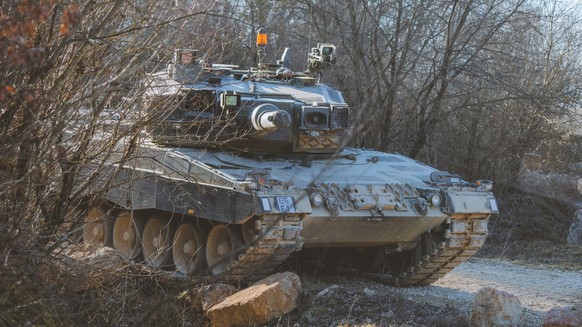 Zurzeit verfügt die Schweizer Armee über 134 einsatzbereite und kampfwertgesteigerte Leopard-Panzer.