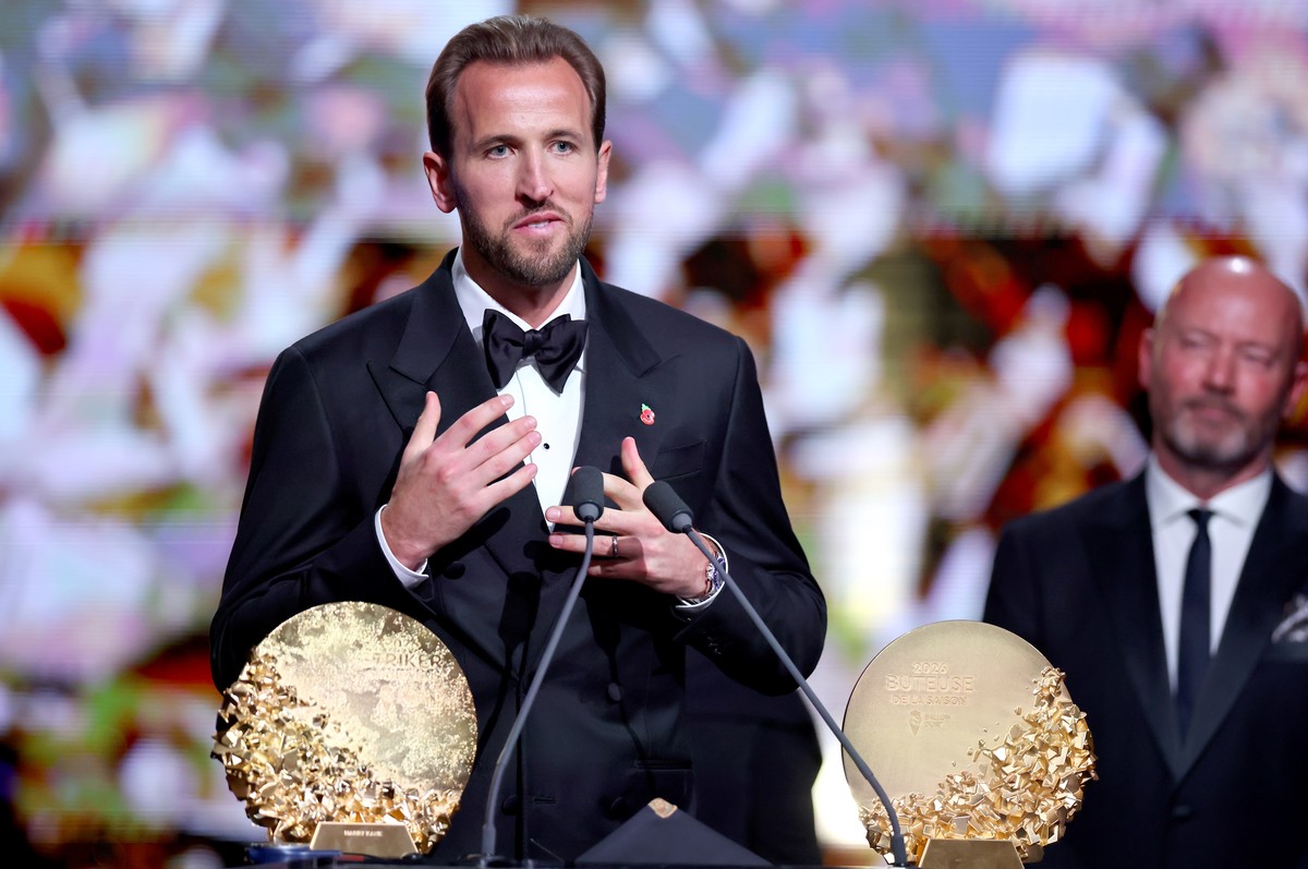 epa13333495 England captain Harry Kane wins the Men's Striker of the Year award at the 2026 Ballon d'Or awards ceremony at the London Palladium Theatre, London, Great Britain, 26 October 202 ...