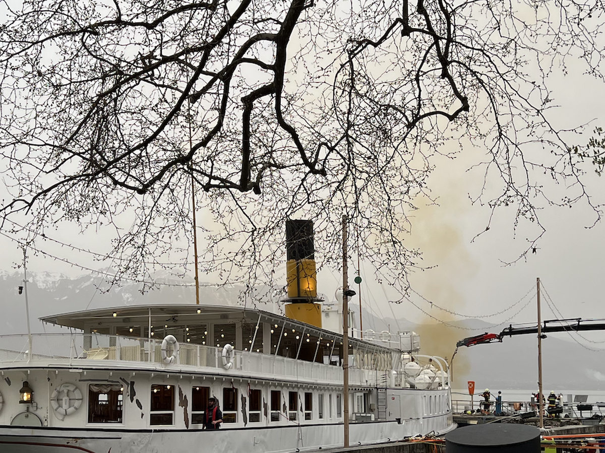 Une fumée jaune s'échappe du bateau.