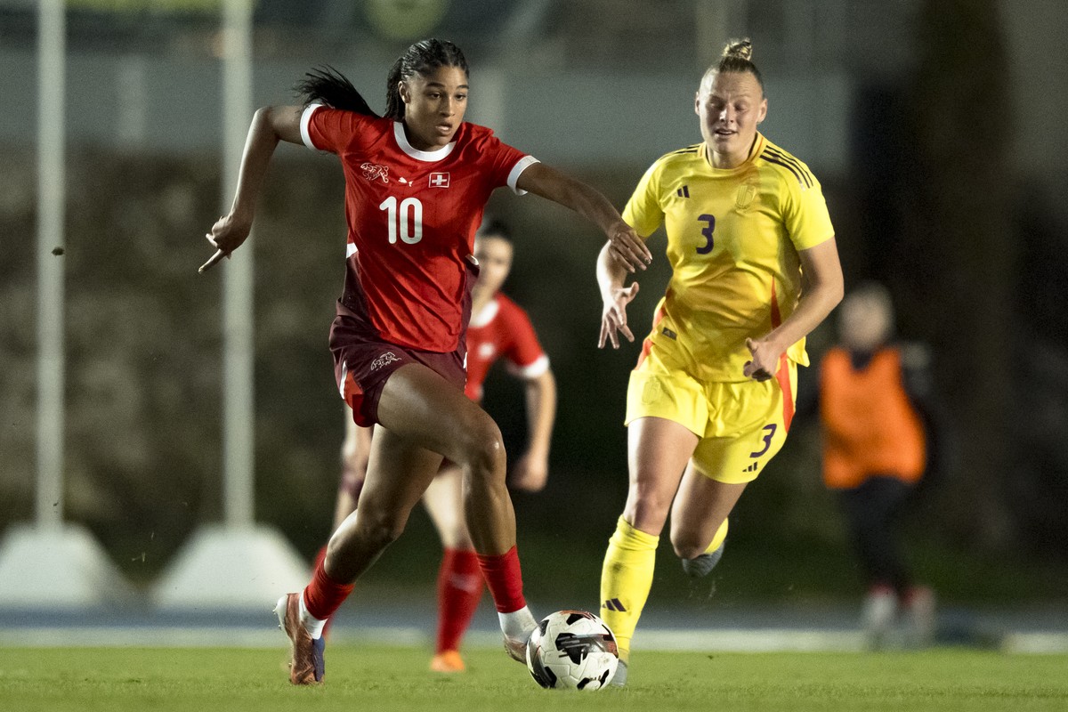 Switzerland's Sydney Schertenleib, left, fights for the ball against Belgium's Ella Van Kerkhoven, right, during the women's football international friendly match between Switzerland vs ...