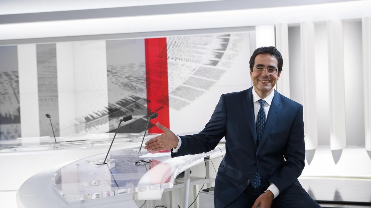 Le journaliste Darius Rochebin, presentateur vedette du Telejournal de la RTS (Radio Television Suisse), pose dans le nouveau studio HD de l'Actualite TV (telejournal) de la Radio Television Suis ...