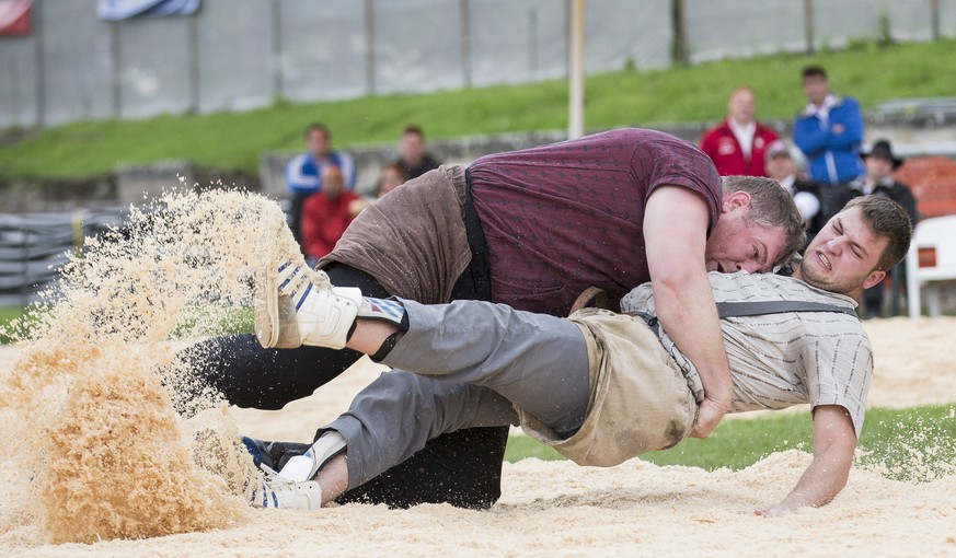 Le lutteur Christian Stucki, gauche, lutte avec Steven Moser, droite, lors de la finale de la Fete Romande de lutte Suisse ce dimanche 12 juin 2016 a Aigle, Vaud. Le lutteur Christian Stucki remporte  ...