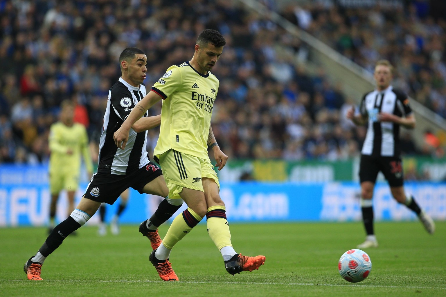 IMAGO / MB Media Solutions

NEWCASTLE UPON TYNE, ENGLAND - MAY 16: Arsenal midfielder Granit Xhaka in action with Newcastle United midfielder Miguel Almiron during the Premier League match between New ...