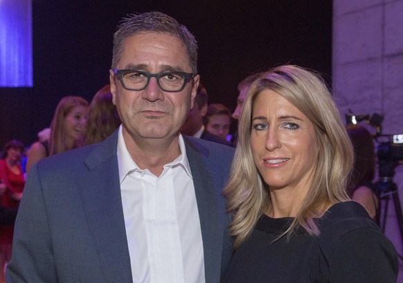 Marc Luethi mit Gattin Bala Trachsel anlaessich der Swiss Ice Hockey Awards am Mittwoch, 16. September 2015 im Forum Fribourg in Fribourg. (KEYSTONE/Lukas Lehmann).