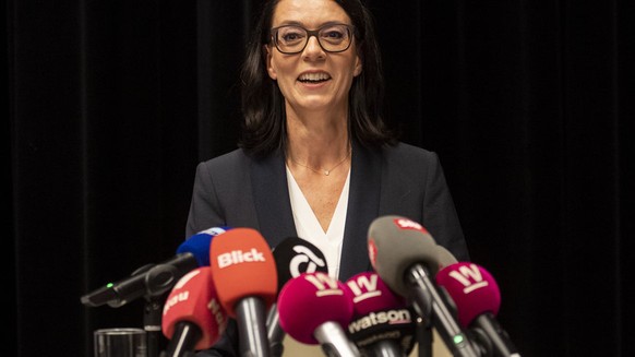 Der Entscheid ist gefallen: SRF schickt 70 Mitarbeitende von Bern nach Zürich
Offtopic:
Kann mir einer von Team Watson verraten, warum da 3 Watson Mikrofone aufm Tisch stehen? :o