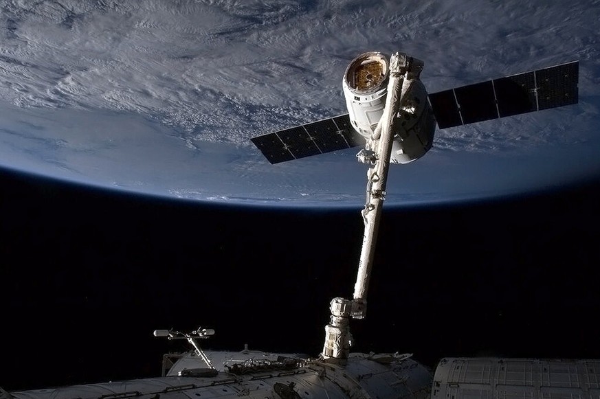Ein Bild, das «Dragon» bei der ISS zeigt.