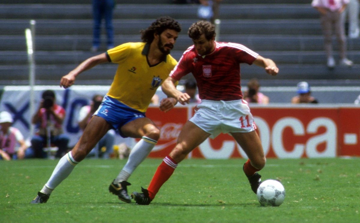 Bildnummer: 05006987 Datum: 16.06.1986 Copyright: imago/WEREK
Socrates (Brasilien, li.) gegen Wlodzimierz Smolarek (Polen); Vdia, quer, Duell WM 1986, L