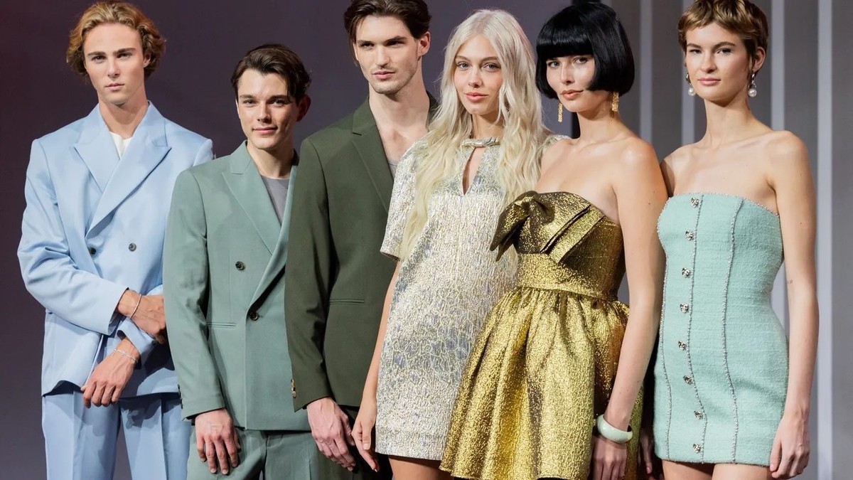 Moritz (19, l-r) aus Berlin, Jannik (22) aus Bad Segeberg, Pierre (22) aus Wien, Daniela (20) aus Stuttgart, Magdalena (21) aus Wien und Zoe (19) aus Köln stehen bei einem Photocall vor dem Finale von ...