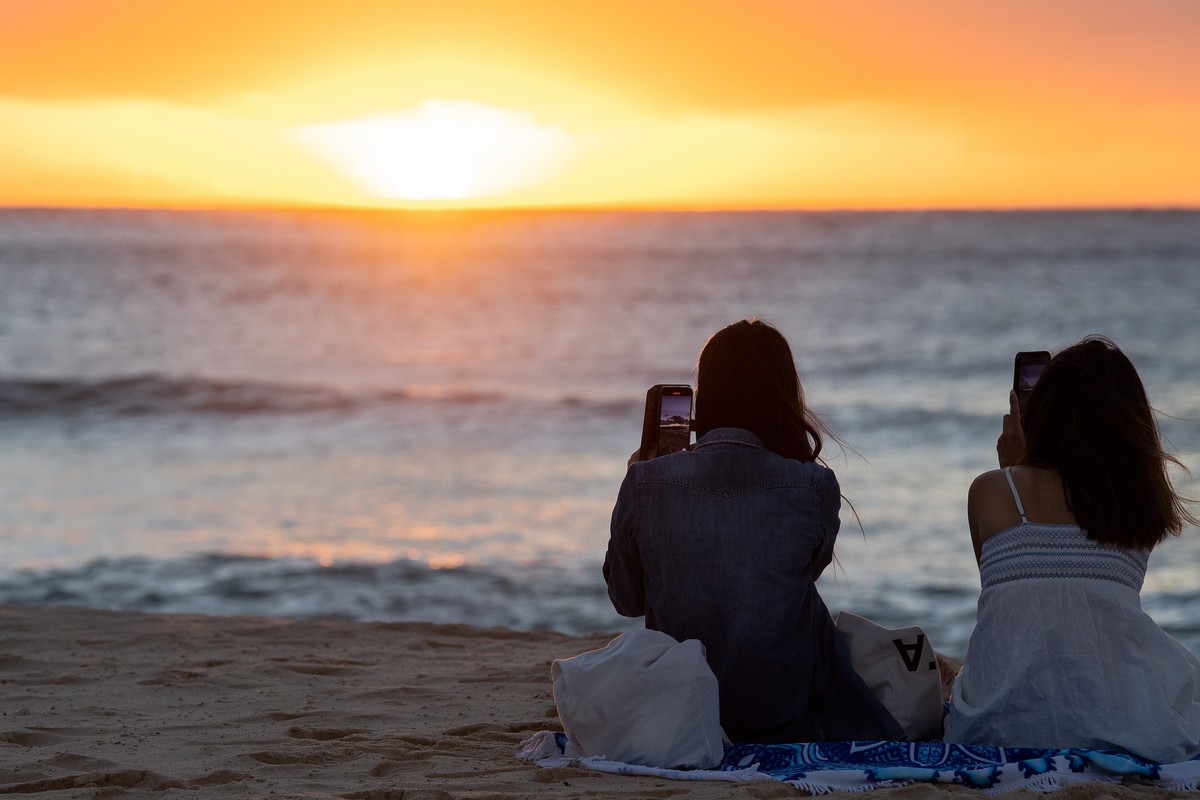 epa09661841 Revellers take photos of the sunrise on New Year?s Day at Bondi Beach in Sydney, Australia, 01 January 2022. EPA/BIANCA DE MARCHI AUSTRALIA AND NEW ZEALAND OUT